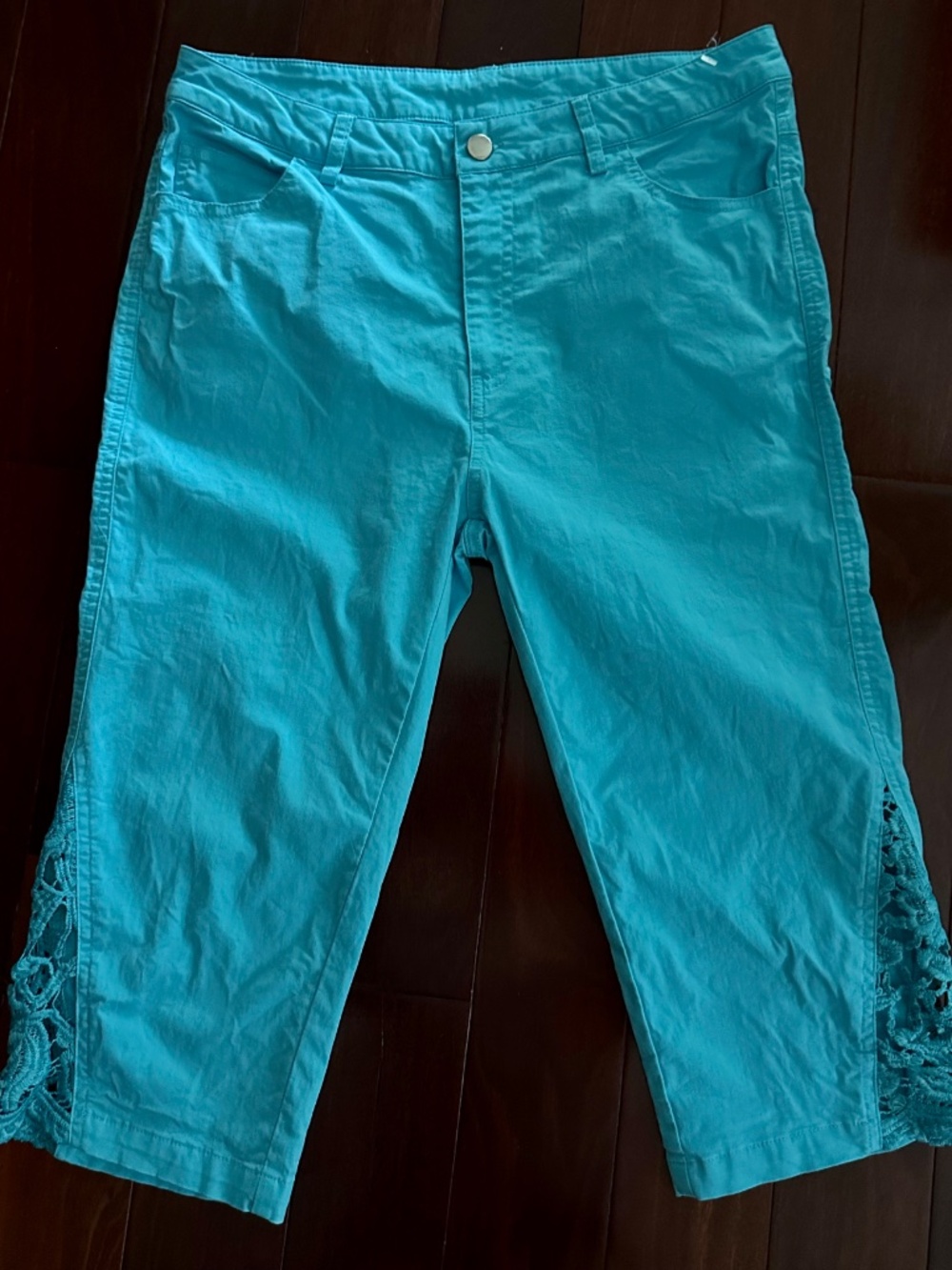 Main St Turquoise Teal Belt Loops Functional Pockets Eyelet Capris Size 8P NWOT